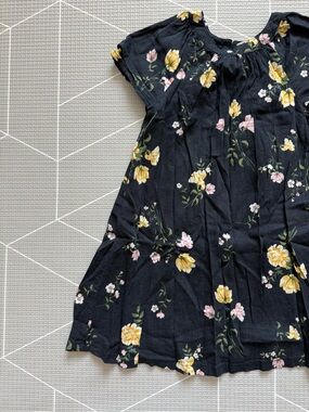 Old Navy|Baby girl/toddler dark Florals Kids Dress with Yellow Blooms•••size 4T